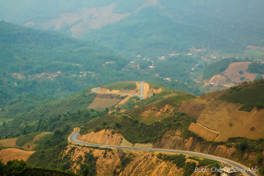 Đèo Pha Đin: Đèo Pha Đin có độ dài 32km nằm trên quốc lộ 6 nằm giữa hai tỉnh Sơn La và Điện Biên. Theo tiếng Thái, Pha Đin có nghĩa là “ trời và đất”, ý nói nơi đây là chỗ tiếp giáp giữa trời và đất. Không chỉ nổi tiếng bởi những dốc cua hiểm trở mà đèo Pha Đin còn có khung cảnh đẹp mê hồn với những bản làng lác đác dưới chân đèo.